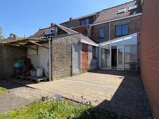Bij het betreden van de woning kom je binnen in de ruime en gezellige leefruimte, voorzien van centrale verwarming op gas. Aansluitend bevindt zich...