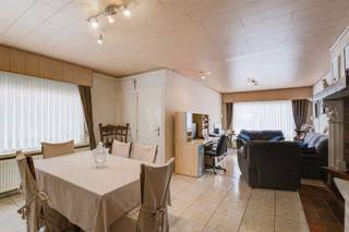 <p>Deze woning uit 1952 is gunstig gelegen langs de Broechemsesteenweg in Nijlen, met een vlotte verbinding naar de E313 en nabij winkels, scholen en openbaar vervoer.</p><p>De woning is te renoveren en biedt een uitstekende kans om volledig naar eigen smaak en wensen in te richten. Met een bewoonbare oppervlakte van ca. 130 m² beschikt u over voldoende ruimte om een comfortabele gezinswoning te creëren. Daarnaast geniet u van een ruim perceel van maar liefst 570 m².</p><p>Indeling:<br />Gelijkvloers: inkomhal, living, keuken, badkamer met toilet en een berging/wasruimte.<br />Verdieping: 3 slaapkamers (18 m², 10 m² en 6,5 m²).</p><p>Verder beschikt de woning over een bergzolder, een kleine kelder, een garage en een tuinberging. De grote, volledig omheinde tuin met vijver biedt tal van mogelijkheden. Op de oprit is er plaats voor 4 wagens.</p><p>Nieuwsgierig geworden? Maak snel uw afspraak en bel 0486-63 14 86 of mail info@vastgoedhuys.be</p>