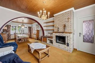 <p><span>Te renoveren woning met tal van mogelijkheden!</span></p><p><span> </span></p><p><span>Bent u op zoek naar een woning die u volledig naar eigen smaak kunt renoveren? Dan is deze uitstekend onderhouden woning zeker een bezoek waard. Gelegen op slechts enkele minuten van het centrum van Booischot en Begijnendijk, geniet u hier van een rustige ligging met alle voorzieningen binnen handbereik. Het treinstation bevindt zich op wandelafstand, zonder dat u hiervan hinder ondervindt.</span></p><p><span> </span></p><p><span>Indeling</span></p><p><span>Bij het betreden van de woning komt u terecht in de inkomhal, die toegang biedt tot de gezellige leefruimte. Aansluitend bevindt zich de keuken, gevolgd door een overdekte veranda waar u het hele jaar door van het buitengevoel kunt genieten. Verder beschikt de woning over een inpandige garage, ideaal voor het veilig stallen van uw wagen of als extra bergruimte.</span></p><p><span>Op de eerste verdieping bevinden zich twee volwaardige slaapkamers, een praktische berging en een badkamer.</span></p><p><span>De zolderverdieping biedt bovendien heel wat extra mogelijkheden. </span></p><p><span>Mits de nodige inrichting kan deze worden omgevormd tot twee bijkomende slaapkamers. </span></p><p><span>De woning beschikt dus over een aanzienlijk uitbreidingspotentieel.</span></p><p><span> </span></p><p><span>Buiten</span></p><p><span>Ook buiten heeft deze woning heel wat te bieden. De verzorgde tuin is onderhoudsvriendelijk aangelegd en beschikt over een zeer praktisch bijgebouw, ideaal als extra bergruimte, hobbyruimte of man cave.</span></p><p><span> </span></p><p><span>Bent u op zoek naar een woning met veel potentieel op een uitstekende locatie? </span></p><p><span>Neem dan vandaag nog contact met ons op voor een bezoek.</span></p><p><span>📞 0467 00 67 79<br />📧 <span>info@eraetsvastgoed.be</span></span></p><p><span> </span></p>