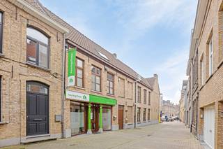In het centrum van Veurne bevindt zich dit ruime appartement met maar liefst 4 slaapkamers en een aangenaam terras. <br /><br />Via de trap bereik je de inkomhal van het appartement. Van hieruit kom je in de gezellige leefruimte met open, volledig ingerichte keuken, voorzien van een oven, dampkap, keramische kookplaat, koelkast, vaatwasmachine en microgolfoven.<br /><br />Verder beschikt het appartement over een recent vernieuwde badkamer met dubbele wastafel en inloopdouche, een apart toilet en een praktische wasruimte. Met 4 ruime slaapkamers en een extra zolder is er bovendien heel wat ruimte aanwezig.<br /><br />Het appartement is momenteel verhuurd en kan doordoor ook interessant zijn als investering. <br /><br />Troeven:
<ul><li>Centrale ligging in het centrum van Veurne</li><li>4 ruime slaapkamers </li><li>Recent vernieuwde badkamer </li><li>Terras en extra zolderruimte </li><li>Interessant als investering </li></ul>
<br />Daarnaast bestaat de mogelijkheid om de kantoorruimte op het gelijkvloers mee aan te kopen. <br /><br />Interesse? Neem contact met ons op via 058 31 58 58 of via hanne.huyghe@era.be <br />