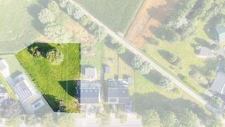 Op zoek naar een prachtig gelegen hoekperceel te Buggenhout? Dan kan deze villagrond gelegen op een centrale locatie, met een uitstekende verbinding naar Brussel, Antwerpen en Gent. Niettemin geniet je hier van rust en groen, met in de buurt het Buggenhout-bos. Winkels, scholen, openbaar vervoer, je hebt er alles binnen handbereik. Deze bouwgrond heeft een oppervlakte 1.130 m² en geen bouwverplichting. Voor meer info bel naar Hyboma op 051/480 980.