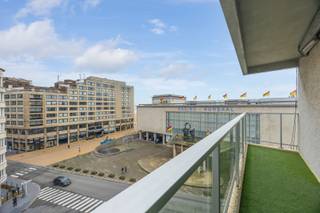 CENTRAAL GELEGEN, ZONNIG HOEKAPPARTEMENT MET 2 SLAAPKAMERS OP EEN BOOGSCHEUT VAN DE ZEEDIJK<br />In het centrum van Oostende, tegenover het Casino-Kursaal, bieden wij u een lichtrijk appartement op de zesde verdieping van een goed onderhouden residentie bestaande uit inkomhall met vestiaire, woonkamer met zonnig terras, keuken, 2 slaapkamers, een badkamer, apart toilet en een berging op de eerste verdieping. 
<ul>
	<li>Bewoonbare oppervlakte: 85 m²</li>
	<li>K.I.: € 1.167</li>
	<li>Autostandplaats te huur of te koop in de buurt</li>
	<li>centrale verwarming op aardgas</li>
	<li>EPC: 188 kWh/m²jaar - label B</li>
	<li>verhuurd lange termijn : € 1.013/maand</li>
</ul>