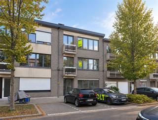 <p><span>Dit </span><span>gerenoveerde appartement </span><span>van ca. 80m² combineert </span><span>twee slaapkamers </span><span>en een </span><span>terras </span><span>met een bijzonder rustige en groene ligging aan de Vijf-Aprilwarande. Hier woon je rustig, terwijl de centra van Mortsel en Edegem vlot bereikbaar zijn.</span></p><p><span> </span></p><p><span>Cafés, restaurants, winkels en het openbaar vervoer bevinden zich in de directe omgeving. Ook verschillende scholen en het groene </span><span>Fort 5</span><span> liggen op wandelafstand.</span></p><p><span>Het gebouw is kleinschalig (lage vaste kosten!), en bestaat uit slechts 3 appartementen.</span></p><p><span> </span></p><p><span>Bovendien is er achter het gebouw nog een </span><span>garagebox </span><span>die bij aangekocht kan worden voor </span><span>25.000 euro</span><span>.</span></p><p><span> </span></p><p><span>Tweede verdieping</span></p><p><span>- appartement (80m²) met 2 slaapkamers en terras (5m²)</span></p><p><span>- EPC label B: 172 kWh/(m²jaar)</span></p><p><span> </span></p><p><span>Algemeen gebouw</span></p><p><span>- individuele meters voor elektriciteit</span></p><p><span>- gemeenschappelijke meter voor water en verwarming</span></p><p><span>- individuele CV op aardgas</span></p><p><span>- privatieve kelders aanwezig</span></p><p><span> </span></p><p><span>Troeven</span></p><p><span>- Bovenste verdieping</span></p><p><span>- Volledig gerenoveerd</span></p><p><span>- Topligging</span></p><p><span> </span></p><p><span>Ben jij geïnteresseerd in dit appartement te koop in Mortsel, ben je op zoek naar ander vastgoed of wens je de waarde van jouw eigendom te kennen? Dan ben je bij BOLT immo aan het juiste adres! Wij helpen jou graag verder.</span><span> </span></p><p><span> </span></p>