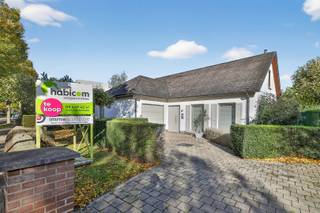 <p><span>Kijkmoment op zaterdag 15/11/25 vanaf 09u30! Enkel op afspraak te bezichtigen! Een bod uitbrengen kan tot dinsdag 18/11/2025 - 18u00! Inschrijven mogelijk via 03 449 42 41 of <span>hallo@habicom.be</span></span></p><p><span>In een rustige woonwijk te Edegem bieden wij u deze vrijstaande en gerenoveerde gezinswoning (196m²) aan met 4 slaapkamers en 2 badkamers. De woning is gelegen op een perceel van 609m².</span></p><p><span>In directe nabijheid vinden we openbaar vervoer, winkels, scholen, verbindingswegen enzovoort. Al wat u maar kan wensen vindt u op wandelafstand.</span></p><p><span>Achter de woning is er een aangelegde tuin met een overdekt terras, een jacuzzi en een grote tuinberging. Voor de woning is er plaats om verschillende wagens te parkeren op de oprit.</span></p><p><span> </span></p><p><span>De woning zelf werd gebouwd in 1989 en na 2005 grondig gerenoveerd. Ze beschikt overal over dubbele beglazing met aluminium schrijnwerk en de centrale verwarming verloopt op gas. Zeer recent werd er een nieuwe condensatieketel geïnstalleerd. Bij het verlijden van de akte wordt er een conforme elektrische keuring afgeleverd door de eigenaar. Ondanks dat het om een vrijstaande woning gaat werd een gunstige EPC-score behaald van 199 kWh/m² jaar (B-label).</span></p><p><span> </span></p><p><span>Indeling:</span></p><p><span> </span></p><p><span>We betreden de woning in de ruime inkomhal. Hier is een ingebouwde vestiaire en een apart gastentoilet met handenwasser.</span></p><p><span>Aan de linkerzijde van de woning vinden we de inpandige garage. Aan de andere kant van de woning vinden we de ruime en lichte leefruimte voorzien van een gashaard en veel inbouwkasten. Achteraan kijkt u uit op de aangelegde tuin.</span></p><p><span>Vanuit de inkomhal lopen we rechtdoor en bereiken we de volledige ingerichte keuken voorzien van alle comfort. Deze is voorzien met kwalitatieve toestellen.</span></p><p><span>Voorts vinden we op het gelijkvloers de masterbedroom met ensuite badkamer en een ingerichte bureauruimte. Ook hier zijn overal inbouwkasten voorzien. De badkamer beschikt over een ruimte inloopdouche en een badkamermeubel met spiegel-en bergkastjes. Hier is ook een toilet voorzien.</span></p><p><span>. </span></p><p><span>Op de eerste verdieping vinden we twee ruime slaapkamers, alsook een vierde kleine slaapkamer/bureau. Ook hier is een badkamer met ligbad, badkamermeubel en toilet.</span></p><p><span> </span></p><p><span>Het kijkmoment zal doorgaan op 15/11/25. De geadverteerde prijs is een richtprijs. Iedereen krijgt de mogelijkheid om een bod uit te brengen tot uiterlijk dinsdag 18/11 18u00.</span></p><p><span> </span></p><p><span>Graag som ik voor u nog even op troeven op van deze gerenoveerde villa:</span></p><p><span> </span></p><ul><li><span>Centrale locatie op wandelafstand van winkels, scholen, verbindingswegen, openbaar vervoer, ...</span></li></ul><ul><li><span>Overal dubbele beglazing met alu schrijnwerk, conforme elektrische keuring bij akte</span></li></ul><ul><li><span>Ruime en lichte leefruimte met gashaard en inbouwkasten</span></li><li><span>Volledig ingerichte keuken voorzien van alle comfort</span></li><li><span>Ruime masterbedroom met ensuite badkamer op het gelijkvloers</span></li><li><span>Aangelegde tuin met overdekt terras, jacuzzi en tuinberging</span></li></ul><p><span> </span></p><p><span>EPC: 199 kWh/m² (B-label)</span></p><p><span>STEDENBOUW OP AANVRAAG</span></p><p><span>G-score (gebouwscore): A</span></p><p><span>P-score (perceelscore): C</span></p><p><span> </span></p><p><span>Voor een bezoek ter plaatse kan u ons contacteren op het nummer 03 449 42 41 of mail ons via <span>hallo@habicom.be</span></span></p><p><span> Wenst u de waarde van uw woning te kennen ? Contacteer vrijblijvend onze habicom expert in uw buurt.</span></p><p><span> </span></p>