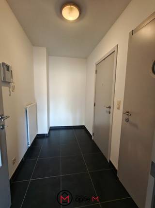 🏡 Appartement te huur in Genk – gelijkvloers wonen met tuin en overdekt terras<br /><br />Ben je op zoek naar een appartement te huur in Genk waar rust, buitenruimte en comfort mooi samenkomen? Dan is dit appartement aan de Maïsstraat 4 in Genk absoluut het ontdekken waard. Je woont hier in een rustige, groene omgeving en geniet tegelijk van een praktische indeling, twee slaapkamers en een fijne tuin met namiddag- en avondzon.<br /><br />Dit is zo’n plek waar je elke dag comfortabel thuiskomt. Het overdekte terras van 13 m² en het omheinde, onderhoudsvriendelijke tuintje van 55 m² zorgen voor extra leefruimte, zowel binnen als buiten. Ideaal als je graag buiten zit, maar geen grote zorgen wil over onderhoud.<br />Indeling<br /><br />Leefruimte en keuken:<br />Het appartement beschikt over een aangename leefruimte met veel contact naar buiten toe. Dankzij de directe aansluiting op het terras en de tuin geniet je hier van een open en luchtig gevoel.<br />Slaapkamers:<br />Er zijn 2 slaapkamers, wat dit appartement geschikt maakt voor koppels, kleine gezinnen of alleenstaanden die graag een extra kamer hebben als bureau, hobbyruimte of logeerkamer.<br />Buitenruimte:<br />Een grote troef is zonder twijfel het overdekte terras van 13 m², waar je ook op minder zonnige dagen gezellig buiten kan zitten. Aansluitend vind je het volledig omheinde tuintje van 55 m², onderhoudsvriendelijk aangelegd en perfect georiënteerd voor wie houdt van namiddag- en avondzon.<br /><br />Troeven<br />Overdekt terras van 13 m²<br />Omheinde en onderhoudsvriendelijke tuin van 55 m²<br />Genieten van namiddag- en avondzon<br />Ondergrondse parkeerplaats en berging inbegrepen<br />Gelegen in een rustige en groene woonomgeving<br /><br />Gemeenschappelijke kost: 90 € /maand<br /><br />Ligging &amp; omgeving<br />Dit appartement in Genk is gelegen aan de Maïsstraat 4, in een buurt waar je geniet van een aangename combinatie van rust en bereikbaarheid. De groene omgeving geeft meteen een prettig gevoel van ruimte en kalmte. Dat maakt dit een interessante keuze voor wie op zoek is naar een gelijkvloers appartement met tuin in Genk of een appartement met 2 slaapkamers in een rustige buurt.<br />Wonen in deze omgeving betekent comfortabel thuiskomen in een buurt waar je kan genieten van stilte, groen en privacy. Tegelijk blijft Genk een stad met tal van voorzieningen, winkels, scholen en vlotte verbindingsmogelijkheden binnen bereik. Voor wie graag rustig woont maar toch een goede uitvalsbasis zoekt, zit hier helemaal goed.<br /><br />Heb je interesse om dit pand zelf te ontdekken? Contacteer ons op verhuur@optie-m.be of plan je bezoek via onze website met de knop "Ik ben kandidaat". <br /><br />Wil je weten wat jouw woning waard is? Contacteer ons gerust via bovenstaande gegevens.