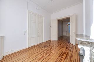 In het BRUISENDE stadscentrum van BRUGGE vinden we dit STIJLVOL appartement terug. Nabij het Minnewaterpark en station gelegen!<br />Het appartement VERRAST met AUTHENTIEKE elementen, gecombineerd met MODERNE accenten.<br />Goedgekeurde elektriciteit.<br />De indeling is als volgt: spatieuze leefruimte met parket en hoge plafonds, moderne LICHTRIJKE keuken, slaapkamer op mezzanine, badkamer met inloopdouche, toilet, berging en RUIME KELDER.<br />Als kers op de taart een ZONNIGE stadstuin met TERRAS, helemaal privé!<br />Plaats voor een fiets in de inkom, mogelijkheid tot aankoop garagebox. Een plaats om tot rust te komen vlakbij alles wat Brugge die scone te bieden heeft.<br />Absoluut pluspunt: kleinschalig gebouw en geen syndicuskosten.<br />Kom snel op ontdekking in dit UITZONDERLIJK appartement! EPC 343 kWh/m² UC391742