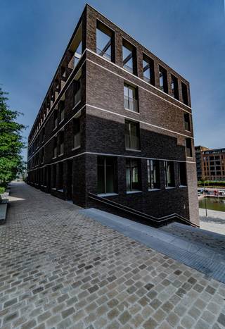 Prachtig 2-slaapkamerappartement L20.202 in residentie Pontoon (Quartier Bleu) met ruim terras, gelegen op de tweede verdieping met een oppervlakte van maar liefst 135 m². Het appartement omvat een inkom met gastentoilet, berging, een badkamer met bad, extra douchekamer, 2 slaapkamers, leefruimte met open keuken en grote raampartijen die uitgeven op het terras. Het terras is ca. 13 m² groot en heeft een prachtig zicht op de jachthaven.<br /><br />Het appartement is voorzien van vloerverwarming en warmtepomp! <span>Je wagen parkeer je vlot en gemakkelijk ondergronds. Bij elk appartement hoort een autostaanplaats en/of garagebox. Deze dient apart bij aangekocht te worden. Daarbij is er ook de mogelijkheid tot aankoop van een kelderberging of oplaadpunt voor jouw elektrische wagen.</span><br /><br />Je hebt een vrije keuze bij verschillende leveranciers voor de binnen afwerking zoals vloertegels, inrichting badkamer &amp; keuken, ... We garanderen je kwaliteitsvolle materialen, een vakkundige plaatsing en afwerking. Bij onze zorgvuldig geselecteerde leveranciers krijg je steeds deskundig advies.<br /><br />Meer informatie? Contacteer vrijblijvend onze sales consultants Inge Vancluysen of Marisa Marasco op het nummer 011 41 33 23.