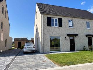 <div>Nieuwbouwwoning (halfopen bebouwing) omvat inkomhal met gastentoilet, woonkamer met open ingerichte keuken, berging/wasplaats, nachthal, badkamer (dubbel lavabomeubel, douche, ligbad en toilet), 3 slaapkamers, bergzolder, autostaanplaats en een tuin met terras en tuinberging.</div><div>De woning is opgeschilderd en voorzien van lichtarmaturen.</div><div> </div><div>Geen huisdieren toegelaten!</div><div><br /><br /> </div>