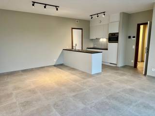 Deze nieuwe flat met twee slaapkamers en terras is gelegen aan het station van Herzele.Eerste bewoning van het pand, het is gelegen op de 2e...