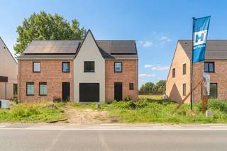 Hectaar bouwt drie landelijke en energiezuinige nieuwbouwwoningen, centraal gelegen in Waarschoot (Lievegem). Hier geniet u van de rust en charme van een landelijke omgeving, terwijl u toch vlot toegang hebt tot openbaar vervoer, scholen en winkels.<br /><br /><strong>Indeling van de woning: </strong><br />Gelijkvloers: inkomhal met gastentoilet, lichtrijke leefruimte met open keuken, inpandige garage of ruime berging. <br />Eerste verdiep: nachthal met apart toilet, 3 ruime slaapkamers, badkamer met ligbad, inloopdouche en dubbele wastafel. <br />Zolder: toegankelijk met uitklapbare trap, grote bergruimte. <br /><br /><strong>Extra troeven: </strong>
<ul>
<li>Unieke locatie</li>
<li>Lucht-water warmtepomp</li>
<li>Inpandige garage met elektrische garagepoort </li>
<li>Zonnige tuin </li>
<li>Inclusief laminaat in de nachthal en slaapkamers</li>
</ul>
Interesse in deze prachtige woningen te Waarschoot? Aarzel zeker niet om contact op te nemen!