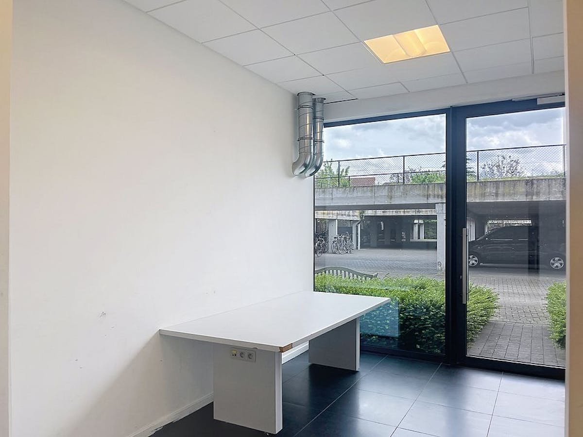 Ready to move in office (approx. 120 m²) for rent in Ghent - photo 4