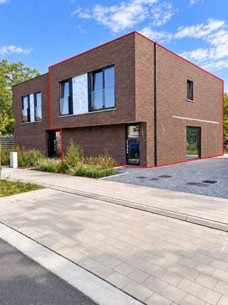 <strong>Halfopen nieuwbouwwoning te koop – Monica Vancloosterstraat, Roeselare (Beveren)</strong><br /><br />Deze moderne<strong> halfopen nieuwbouwwoning </strong>maakt deel uit van een stijlvol nieuwbouwproject in de rustige Monica Vancloosterstraat te Roeselare (Beveren).<br />Met een perceel van <strong>281 m²</strong> en een doordachte indeling biedt deze woning comfort, ruimte en energiezuinig woonplezier.<br /><br /><strong>Indeling gelijkvloers</strong><br />Via de inkomhal kom je binnen in de <strong>lichtrijke leefruimte met open keuken</strong>, ontworpen voor maximaal licht en een ruimtelijk gevoel. Aansluitend bevindt zich een <strong>grote berging van 9 m²</strong>, ideaal als voorraad- of wasruimte.<br />De woning beschikt verder over een <strong>tuinberging, carport, ruime oprit, terras</strong> en een aangelegde tuin — perfect om meteen zorgeloos te genieten van je nieuwe thuis.<br /><br /><strong>Indeling verdieping</strong><br />Op de bovenverdieping vind je een functionele <strong>nachthal</strong>, die ook de mogelijkheid biedt om een <strong>bureau of werkhoek</strong> te creëren.<br />Daarnaast zijn er <strong>drie slaapkamers</strong> (21 m², 12 m² en 12 m²) en een volledig uitgeruste badkamer met<strong> inloopdouche, ligbad en dubbel lavabomeubel</strong>. Een <strong>afzonderlijk toilet </strong>en bovenberging maken deze verdieping volledig.<br /><br /><strong>Energiezuinig & modern</strong><br />Zoals de andere woningen in het project is ook deze woning <strong>energiezuinig </strong>(E-peil ≤ 30) en uitgerust met <strong>zonnepanelen</strong>, een <strong>warmtepomp </strong>en <strong>vloerverwarming</strong>.<br />Dankzij deze technieken geniet je van een laag energieverbruik en een toekomstgerichte woning.<br /><br /><strong>Topligging</strong><br />De woning ligt in een rustige, nieuwe woonomgeving in Beveren (Roeselare), met:
<ul>
<li><strong>Snelle verbinding naar de E403</strong> (Brugge – Kortrijk)</li>
<li><strong>Vlotte bereikbaarheid van het centrum van Roeselare</strong></li>
<li>Winkels, scholen en sportfaciliteiten in de buurt</li>
<li>Een kindvriendelijke woonomgeving met groene accenten</li>
</ul>
<br /><strong>Prijs: € 383.812 excl. kosten</strong><br /><strong>Perceel: 281 m²</strong><br /><br />* Foto's binnenzijde van een gelijkaardige woning *<br /><br />Neem contact voor een vrijblijvend bezoek via <strong>051 21 11 11</strong> of <strong>matias@imfiro.be</strong>