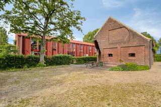 Rijwoning uit 2022 in Olen, gebouwd in massief kruislaaghout (CLT) voor een optimaal binnenklimaat. Deze BEN-woning (EPC A, E-peil E23) is stil, uiterst energiezuinig en verwarmt via geothermie met een individuele warmtepomp.Privatieve delen (138 m² woonoppervlakte):– Inkomhal met toilet– Open keuken en eetkamer met washok– Ruime, lichte woonkamer op de verdieping– 3 slaapkamers, 2 badkamers, 2e toilet– Eigen zuidgerichte tuin met terras (29 m²)– Overdekte autostaanplaats en buitenbergingBuiten je voordeur: acht gezinnen, elk met een eigen huis en tuin, rond een gerenoveerde schuur die mensen samenbrengt. Hier vind je een gedeelde open keuken, picknicktafels, een houtkachel, een sauna en een polyvalente ruimte.Het domein (ruim 8.000 m²) biedt een uitgestrekte, ecologische gedeelde tuin met een zwemvijver, moestuin, dwerggeitjes, bijen en gedeelde regenwateropvang. Er is zelfs een elektrische deelwagen. De maandelijkse gemeenschappelijke kosten bedragen €110.Dit is een woonplek die je samen beheert en waar je meedoet naar eigen vermogen, met genoeg ruimte om je rustig terug te trekken. Ontmoeten zonder moeten.Kijkweekend 19–21 juni. Na een persoonlijke rondleiding, neemt een buur je mee langs de gemeenschappelijke delen. Blijf nadien gerust rondhangen om de buren te leren kennen.De vermelde prijs is een instelprijs. De biedingsronde start vanaf 20 juni.Afspraak via Dewaele.com!De algemene voorwaarden van Dewaele DIY kunt u steeds raadplegen via dewaele.com.Bestuursmaatregelen in het maatregelenregister: in aanvraag