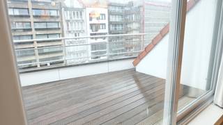 <p>Op een uitstekende locatie in Knokke-Heist, op wandelafstand van zowel de zee als diverse winkels, bevindt zich dit prachtig gemeubeld dakappartement met drie volwaardige slaapkamers en een ruim zonnig terras. Dankzij de uitstekende ligging combineert dit appartement het beste van wonen aan zee met alle voorzieningen binnen handbereik. Ideaal als vaste woonst of comfortabel verblijf aan de kust. Ben je graag aan zee en droom je om hier te komen wonen? Dan is dit uw kans.</p>
<p><u>Indeling</u></p>
<p><u>Woonruimte = 48m²</u><br />Een lichtrijke leefruimte met aansluitend een ingerichte keuken. Slaapkamer 1. Berging/Wasruimte. Gastentoilet.</p>
<p><u>Verdieping1 = 36m²</u><br />Grote slaapkamer met veluxramen. Badkamer met ligbad, wastafel en toilet.</p>
<p><u>Verdieping 2 = 14m²</u><br />Ruime slaapkamer met veluxramen.</p>
<p><u>Extra</u><br />Het appartement wordt bij voorkeur bemeubeld verhuurd, te starten met een jaarcontract. Er is een privatieve kelderberging en een gemeenschappelijk fietslokaal. Voor het water betaalt u 25€/maand en de algemene kosten 100€/maand.</p>
