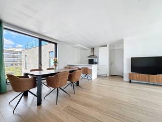 <p><strong>Appartement met 2 slaapkamers – 116 m² – EPC A- – Terras + parking – Licht & modern</strong></p>
<p>We Invest Europe biedt u dit prachtige appartement met 2 slaapkamers van 116 m², gelegen op de 5e verdieping van een gebouw dat volledig werd gerenoveerd in 2021–2022. Een eigendom dat modern comfort, energiezuinigheid en een strategische ligging combineert.</p>
<p>✨ <strong>Troeven:</strong></p>
<p>Ruime en lichtrijke woonkamer van 41 m²<br />Volledig uitgeruste open keuken<br />2 mooie slaapkamers, waarvan één met ingebouwde dressing<br />Badkamer + douchekamer (ideaal voor gezin of co-housing)<br />Aangenaam achterterras<br />Binnenparking 30.000 € + private kelder<br />Uitstekende energieprestatie (EPC A-)<br />Dubbele ventilatie (systeem D) & kwalitatieve isolatie</p>
<p>📍 <strong>Ideale ligging:</strong> vlakbij de E40, de Leuvensesteenweg, de Europese instellingen en de NAVO. Vlotte toegang tot openbaar vervoer (bus, metro, tram), winkels, scholen en sportinfrastructuur.</p>
<p>💡 Modern gebouw dat voldoet aan de huidige normen inzake comfort en energiezuinigheid.</p>
<p>Lasten: ± €248/maand</p>
<p>Een zeldzame opportuniteit, ideaal om te wonen of te investeren.</p>
<p>📞 Info & bezoeken: Frédéric Top – 0472/34.44.08<br />🌐 Meer panden op: www.weinvest.be</p>