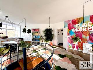 Op een boogscheut van het centrum van Mechelen ontdek je deze gezellige kantoorruimte. Een rustige werkplek, omringd door het bruisende stadsleven – waar ondernemen, connecteren en professioneel groeien hand in hand gaan.<br />Deze instapklare ruimte is perfect voor zelfstandigen of kleine teams die op zoek zijn naar uitstraling én comfort. Denk aan een advocaten- of boekhoudkantoor, creatieve studio of dienstverlener. Gelegen op wandelafstand van het station en met parkings in de buurt is dit kantoor vlot bereikbaar.<br /><br />Het kantoor is open, lichtrijk en heeft een goede zichtbaarheid op de Mechelse ring. Op het gelijkvloers heb je een eerste kantoorruimte of ontvangstruimte. Op de eerste verdieping kan je een tweede kantoorruimte vinden met toilet, keukentje en terras. Er is ook een inpandige kelder, perfect als stockruimte of opslag. Er is een staanplaats in het gebouw die optioneel bij te huren is voor €75,- per maand. De grote ramen en zicht op de opnieuw aangelegde vesten met groen bieden een aangename sfeer. De gemeenschappelijke kosten bedragen €20,- per maand en zijn een provisie voor het waterverbruik en de brandverzekering met afstand van verhaal (tenzij voor horeca). <br /><br />Kortom: Een ideale kantoorruimte voor een onderneming die graag centraal in Mechelen wil zitten in een gezellige ruimte met ideale verbindingsmogelijkheden. <br /><br />Interesse? Bel 015 65 50 05 of mail info@immosir.be.