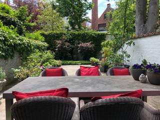 <p>Beschikbaar vanaf 01 sept 2026: luxe herenwoning met zonnige stadstuin op absolute toplocatie in de begeerde Harmoniewijk! Deze woning wordt ongemeubeld verhuurd en is uiterst geschikt als gezinswoning in een veilige, residentiële buurt, met een perfecte mobiscore: op 2 minuten wandelen ontdek je een slagerij, bakker, supermarkt, groot aanbod scholen, crèches, vlot bereikbaar via snelwegen en openbaar vervoer. Indeling: inkomhall met gastentoilet, vestiaire, riante leefruimte met authentieke plafonds, luxekeuken met toestellen en aansluitend een zonnige groene stadstuin! Er zijn 3-4 slaapkamers en 2 badkamers waarvan 1 met sauna. Droge kelder. Interesse? Zend ons een mailtje met uw kandidatuur! Huurprijs €3.500/maand.</p>