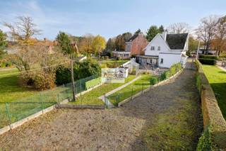 Sur un terrain avantageux de 9a25ca se trouve cette charmante villa à rénover avec une annexe polyvalente à l'arrière du terrain. Bâtiment...