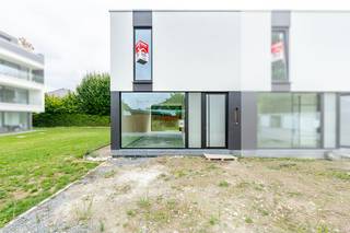 <p>Bent u op zoek naar energiezuinig en zorgeloos wonen? Een ideale investering? Of zoekt u eerder een moderne woning met oog op kwaliteit &amp; comfort? Gevonden!</p>
<p> </p>
<p>In de tweede bouwlijn en op een boogscheut van oprit E40 Aalst vinden we dit uitstekend gelegen nieuwbouwproject Eliani met 8 halfopen en gesloten bebouwingen. Elke woning in deze moderne verkaveling beschikt over 3 slaapkamers, een afgesloten privé tuin, een private berging en een autostaanplaats.</p>
<p> </p>
<p>Zo gebruikt men 'floor to ceiling windows' voor zoveel mogelijk lichtinval en geniet je van een lage energiefactuur dankzij de zonnepanelen, de regenwaterput en de warmtepomp (vloerverwarming &amp; koeling met ingebouwde boiler).</p>
<p> </p>
<p><u>Indeling W3</u></p>
<p>Via de inkomhal met apart toilet komen we in de leefruimte met half open keuken met aansluitend een berging. Dankzij de ingewerkte schuiframen is er geen opstap naar het terras met afgesloten tuin. Op de bovenverdieping vinden we 3 slaapkamers, wasplaats en de badkamer met inloopdouche, bad en dubbele lavabo en toilet.</p>