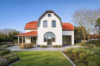 Uitstekend gelegen villa, op enkele minuten wandelen van het strand (300m v/d KYC)  en op 280m van het centrum van Sint-Idesbald.  De woning werd...