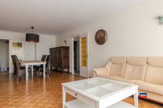 <p><span>HOBOKEN | RÉSIDENCE FRIESLAND | APPARTEMENT AVEC DEUX CHAMBRES ET DEUX TERRASSES | SITUÉ AU NEUVIÈME ÉTAGE D'UN IMMEUBLE TRÈS BIEN ENTRETENU | EPC B | </span></p><p><span>Agencement comme suit : hall d'entrée avec vestiaire - pièce à vivre avec terrasse - cuisine fermée et équipée - débarras - couloir de nuit avec toilettes - chambre 1 - chambre 2 avec terrasse.</span></p><p><span>Cave privative. Surface habitable de 102 m². Très lumineux et offrant une belle vue panoramique sur la ville d'Anvers. </span></p><p><span>Située au cœur d'une impasse, à quelques pas des supermarchés, d'une école et des transports en commun.</span></p><p><span>Le centre-ville d'Anvers est facilement accessible en vélo (électrique). </span></p>