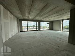 <strong>Nieuwbouw kantoor van 142 m²</strong> in combinatie met een <strong>nieuwbouw magazijn van 180 m²</strong> te koop in Zwevegem op amper 900 m van de Oudenaardsesteenweg (N391) die na 2 km verbinding biedt naar de E17 via op- en afrit 3 Kortrijk-Oost.<br /><br />Het casco+ kantoor situeert zich op de <strong>3de verdieping</strong> en wordt voorzien van vloerbekleding (keramische tegels), stopcontacten, schakelaars en lichtpunten. Verder beschikt de kwalitatieve kantoorruimte over videofonie, sanitair en verlaagde <strong>akoestische plafonds</strong>. Klimatisatie via warmtepomp.<br /><br />De magazijnruimte heeft een vrije hoogte van 6 m en is uitgerust met een polybetonvloer, lichtstraat en een sectionale poort met afzonderlijke loopdeur.<br /><br />De ruimte maakt deel uit van de bedrijvencampus "PARK APART" waarbij het kantoor zich situeert in het stand alone kantoorgebouw aan de ingang van het bedrijvenpark. Ruime parkeermogelijkheden bij het gebouw. Onmiddellijk beschikbaar!<br /><br />Contacteer <strong>PANORAMA B2B</strong> voor bijkomende inlichtingen, plannen of een vrijblijvend plaatsbezoek<strong> 056 222 256</strong>.