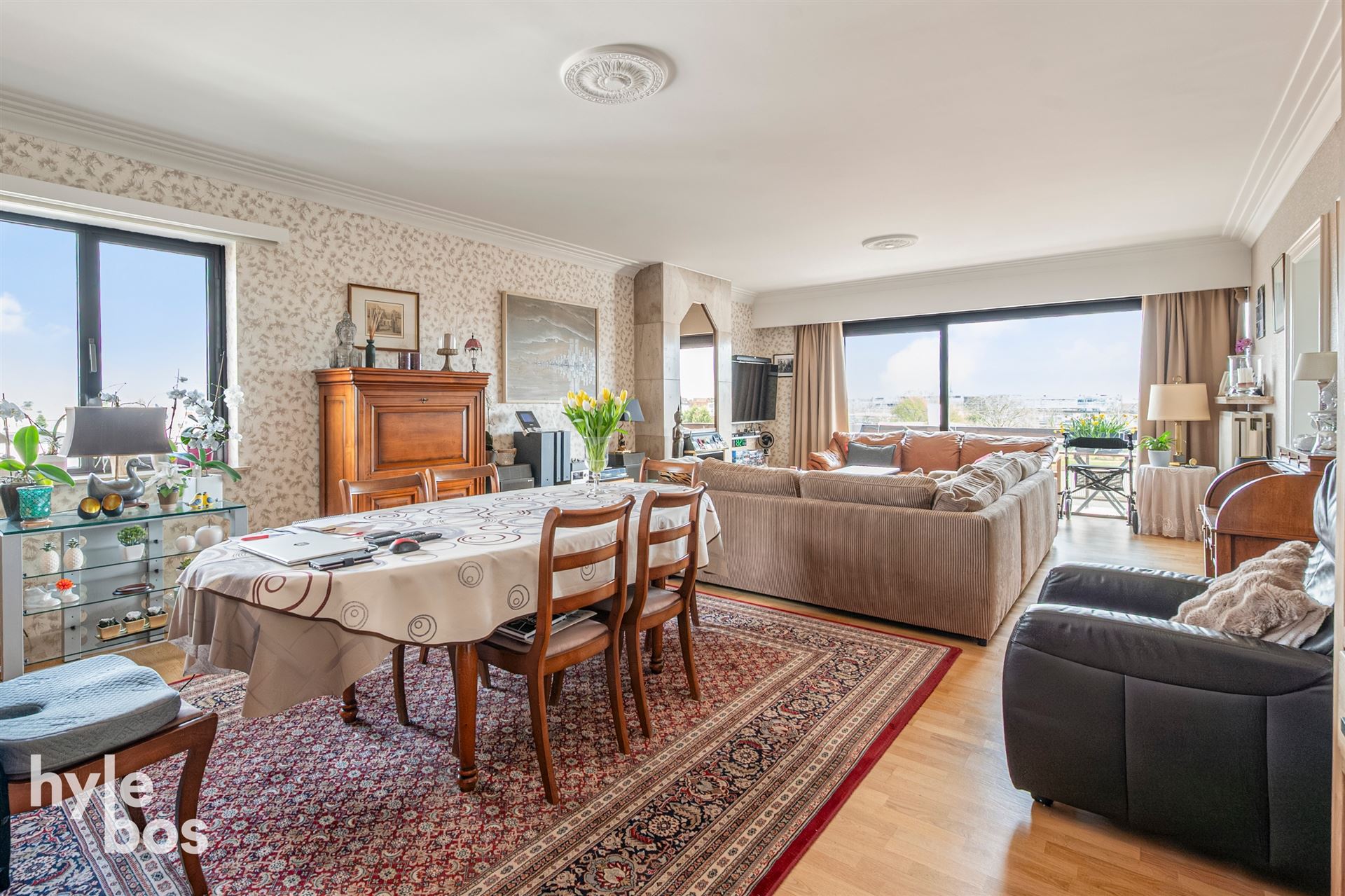 Appartement met veel lichtinval, ruime leefruimte en garagebox - foto 3