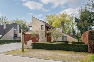 Instapklare, lichtrijke woning met zuidgerichte tuin in Zandhoven. Deze stijlvolle en uitstekend onderhouden woning, gebouwd in 1992, is gelegen op...