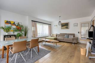 <p><strong>Instapklaar 3-slaapkamerappartement in hartje Mechelen</strong></p>
<p>Op zoek naar een instapklaar appartement met ruimte, comfort én een topligging? Dit verzorgd appartement met 3 slaapkamers bevindt zich op wandelafstand van winkels, horeca en openbaar vervoer, midden in het bruisende centrum van Mechelen.</p>
<p>De lichtrijke woonkamer beschikt over airco en een prachtige eiken parketvloer, die meteen voor een warme en stijlvolle uitstraling zorgt. De keuken is praktisch ingericht en voorzien van een dubbele spoelbak, vaatwasser, dampkap, oven en inductiekookplaat.</p>
<p>Verder beschikt het appartement over een veiligheidsdeur, 3 slaapkamers, een recent en kwalitatief gerenoveerde badkamer met inloopdouche, wastafelmeubel en aansluiting voor een wasmachine, evenals een apart toilet met handenwasser.</p>
<p>Dankzij de verzorgde afwerking en conforme attesten is dit appartement volledig instapklaar en kunt u hier zonder grote zorgen uw nieuwe thuis maken.</p>
<p>Extra troef: bij het appartement kan een autostaanplaats worden aangekocht voor € 20.000.</p>
<p> </p>
<p>Neem vandaag nog contact op met uw ERA-makelaar voor een bezoek.</p>
<p> </p>
<p>JOUW DROOMAPPARTEMENT. ZO GEVONDEN!</p>