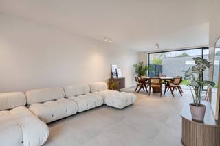 <span><span>Residentieel wonen in het landelijke Jonkershove (deelgemeente van Houthulst) waarbij iedere woning voorzien is van een ruim bijgebouw van ca. 40 m² (dubbele garage/loods). <br /><br /><strong>TRYCKEGOED</strong> is een kleinschalig en uiterst energiezuinig nieuwbouwproject bestaande uit <strong>10 woningen</strong>. Drie woningen langs de Mgr. Schottestraat en 7 gekoppelde woningen langs de Bosdreef. Alle woningen worden opgeleverd met 3 ruime slaapkamers, parkeergelegenheid voor de woning en gekoppeld aan een erg ruime garage/loods (tot 40m²) die ook als werk/berg ruimte kan dienst doen. De bijgebouwen kunnen langs achteren via een afzonderlijke toegang bereikt worden. Een deur in het bijgebouw koppelt deze met de tuin van iedere woning. </span></span><br /><br /><span><span><strong>Comfort, energiezuinigheid en kwaliteit zijn de eigenschappen van deze kleinschalige realisatie.</strong><br /><br />Tijdens de ontwerpfase werd veel aandacht geschonken aan enerzijds de <strong>energiezuinigheid</strong> </span></span><span>(reeds eerste <strong>e-peil bekend van -15</strong> !!! )</span> <span><span>en anderzijds het <strong>wooncomfort </strong>van de bewoners:</span></span>
<ul>
<li><strong><span><span>Praktische indeling;</span></span></strong></li>
<li><strong><span><span>Veel lichtinval;</span></span></strong></li>
<li><span><span><strong>Handige en ruim bijgebouw</strong> (dubbele garage/loods);</span></span></li>
<li><span><span>Regenwaterput van <strong>10.000L per woning</strong>; </span></span></li>
</ul>
<span><span>Op deze manier is het zowel binnen als buiten aangenaam vertoeven in deze woningen.<br /><br /><strong><u>Indeling:</u></strong> Mooie inkom met gastentoilet, open leefruimte met open keuken gekoppeld aan een erg ruime keukenberging. Op eerste verdiep beschikt de woning over 3 zeer ruime slaapkamers, een badkamer (inloopdouche, dubbele lavabo en mogelijkheid voor een bad) en afzonderlijk toilet op de gang. <br /><br /><strong><u>Wat maakt TRYCKEGOED uniek:</u></strong></span></span>
<ul>
<li><span><span>Beter dan BEN (E4 tot E20) -> 100% korting op onroerende voorheffing voor 5 jaar en S23 tot S28 (afhankelijk van type woning);</span></span></li>
<li><span><span>Aluminium buitenschrijnwerk;</span></span></li>
<li><span><span>Energiezuinig project (vloerverwarming met <strong>warmtepomp (l/w), 8 zonnepanelen per woning</strong>, warmtepomp met ingebouwde boiler voor sanitair warm water,…);</span></span></li>
<li><span><span>Ventilatiesysteem D; </span></span></li>
<li><span><span><strong>Kleinschalig project</strong>;</span></span></li>
<li><span><span><strong>Rustige ligging</strong>;</span></span></li>
<li><span><span>Kwalitatieve architectuur en materiaalkeuze;</span></span></li>
<li><span><span><strong>Uniek concept met ruime dubbele garages/loodsen</strong> gekoppeld aan woning;</span></span></li>
<li><span><span>...</span></span></li>
</ul>
<span><span><em>De oplevering van dit nieuwbouwproject is voorzien bij akte.<br /><br />Prijs garage op aanvraag (dient mee aangekocht te worden per woning).</em><br /><br />Dit is een realisatie van Marc Demeulenaere. Wie reeds gebouwd heeft met deze bouwheer, weet dat we hier spreken van een zeer kwalitatieve opdrachtgever met oog voor kwaliteit en degelijkheid. U ziet onmiddellijk aan de werf dat dit project een goede opvolging geniet. <br /><br /><strong>Bent u op zoek naar een prachtige nieuwbouw als eigen woning of een goede investering met gegarandeerd rendement? Plan dan snel uw afspraak! Contacteer ons op het nummer 051 50 11 51 of via diksmuide@diksimmo.be.</strong></span></span>