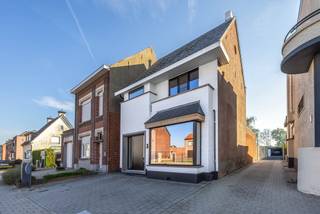 TE KOOP MET PRE-VIEW: enkel op afspraak.<br /><br />Op een centrale in Merksplas, vlak bij winkels, scholen, openbaar vervoer en andere dagelijkse voorzieningen, vinden we deze gezellige woning met een praktische indeling, aangename leefruimtes en een aantal interessante extra troeven.<br /><br />INDELING:<br />Bij het binnenkomen betreedt u een ruime inkomhal. Deze biedt toegang tot de kelder, een apart gastentoilet en een praktische wasplaats/berging. Vanuit de inkomhal is er eveneens rechtstreeks toegang tot de leefruimte.<br /><br />De leefruimte vormt het hart van de woning en beschikt over een gezellige houtkachel, die zorgt voor extra warmte en sfeer. Dankzij de open indeling geniet de ruimte van een aangenaam gevoel van openheid. Vanuit de leefruimte komt u in de open keuken, die voorzien is van de nodige toestellen.<br /><br />Op de eerste verdieping bevinden zich twee slaapkamers en een gerenoveerde badkamer. Deze is uitgerust met een ruime inloopdouche en een enkele lavabo. Op de nachthal zijn bovendien ingemaakte kasten aanwezig, wat zorgt voor extra opbergruimte.<br /><br />Daarnaast beschikt de woning over een ruime zolder die momenteel dienstdoet als bergruimte. Deze ruimte biedt echter nog tal van mogelijkheden.<br /><br />De woning beschikt over een omheinde tuin, waar u in alle rust kunt genieten van het buitenleven. Naast de woning bevindt zich een servitudeweg die toegang geeft tot de achterzijde, waar tevens een privatieve carport gelegen is. <br /><br /><br />BIJZONDERHEDEN: <br />- Centrale locatie<br />- Gunstige Oriëntatie <br />- Omheinde tuin<br />- Zeer ruime leefruimte<br /><br />Voor meer info of een bezoek ter plaatse kan u vrijblijvend contact opnemen met Lieselotte op 03.227.58.58 of lieselotte@reds.be.