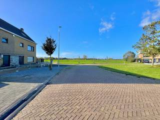 Op een zeer rustige en gegeerde ligging in Ertvelde vind je deze halfopen woning op een mooi perceel van 626 m². Dankzij de bouwvrije zone naast het pand geniet je van blijvende rust, privacy en een vrij uitzicht – een echte zeldzaamheid in de buurt.<br /><br />De woning bevindt zich in oorspronkelijke staat, maar heeft een solide structuur met betonnen gewelven, deels dubbele beglazing. Met de plaatsing van een nieuwe cv-ketel op aardgas en extra dakisolatie kan het EPC-attest aanzienlijk verbeteren, wat de woning energiezuiniger maakt.<br /><br />Er zijn drie slaapkamers waarvan 2 zeer ruime en de ruime tweede verdieping waar nog extra kamers gecreëerd kunnen worden. Verder is er een onderhoudsvriendelijke tuin, een praktische oprit en verschillende garages/overdekte staanplaatsen. Bovendien ligt het recreatiecentrum De Hoge Wal op wandelafstand, ideaal voor ontspanning en vrije tijd.<br /><br />Een woning met veel potentieel, op een unieke rustige locatie waar niet meer mag worden bijgebouwd – perfect voor wie op zoek is naar ruimte, rust en toekomstwaarde.<br /><br />Indeling: Inkomhal, dubbele leefruimte, keuken, apart toilet, bijkeuken met kasten, multifunctionele ruimte (bv. bureauruimte) en dubbele inpandige garage.<br />1ste verdieping: nachthal, 3 slaapkamers en de badkamer met toilet en bad/douche combinatie.<br />+ de ruime opbergzolder met eventueel mogelijkheden. <br /><br />Meer info of een bezoek? Stuur gerust een e-mail naar hallo@wijsvastgoed.be, dan bellen wij u op voor een WIJS bezoek !
