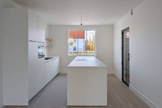 Deze ruime BEN woning is gebouwd met oog voor detail, waarbij telkens een stap verder is gezet dan “de standaard”.<br />Dankzij de warmtepomp, vloerverwarming en hoge isolatiegraad… Geniet je niet enkel van een extreem lage energierekening, maar ook een gedeeltelijke vrijstelling van het KI gedurende 5 jaar.<br />Rustig gelegen in een gezellige wijk en toch op een steenworp van alles wat je nodig kan hebben.  <br /><br />Totaalprijs inclusief BTW = €524.490 (volledig schilderklaar afgewerkt, geen verborgen kosten!) <br /><br />Indeling: <br /><br />Gelijkvloers:
<ul>
	<li>Inkomhal</li>
	<li>Gastentoilet</li>
	<li>Woonkamer</li>
	<li>Open keuken </li>
	<li>Berging</li>
</ul>
Eerste Verdieping:

<ul>
	<li>3 slaapkamers</li>
	<li>Badkamer met bad, douche én dubbel lavabomeubel</li>
	<li>Wasruimte</li>
	<li>Toilet</li>
</ul>
Tweede verdieping: 

<ul>
	<li>Ruime zolderkamer (Mogelijkheid 2 extra slaapkamers of slaapkamer + badkamer) </li>
</ul>
Buiten:

<ul>
	<li>Tuin</li>
	<li>Carport (met aansluiting voor elektrisch laden) </li>
</ul>
<br />Deze woning biedt een unieke combinatie van luxe, energiezuinigheid en rust.<br /><strong>Interesse? Contacteer Gilles: 0497 72 68 34 of gilles@ocvastgoed.be</strong><br /><br />Technische gegevens:<br />Vloerverwarming met warmtepomp, zonnepanelen<br /><br />EPB:  30kWh/m² (A-label), E-peil= 24 - Bruto Vloeroppervlakte: 165,77 m2 (volgens de EPB-aangifte) <br />Stedenbouwkundige inlichtingen: Woonuitbreidingsgebied, stedenbouwkundige vergunning, verkavelingsvergunning, geen rechterlijke herstelmaatregel of bestuurlijke maatregel opgelegd, geen voorkooprecht.<br />Geen overstromingsgevoelig gebied. P-score = A, G-score = A<br />Dit pand is niet onderhevig aan de renovatieverplichting