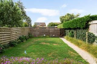 Dit verzorgde gelijkvloersappartement combineert twee volwaardige slaapkamers met een zonnige westgerichte tuin en het comfort van een kleinschalig gebouw. Gelegen in het centrum van ’s-Gravenwezel, waardoor winkels en dagelijkse voorzieningen vlot bereikbaar zijn. Tegelijk geniet u van het residentiële en groene karakter waarvoor de omgeving gekend is, met goede verbindingen richting Schilde en omliggende gemeenten.<br /><br /><strong>Indeling</strong><br /><br />Via de verzorgde gemeenschappelijke inkomhal bereikt u het appartement. De private inkomhal beschikt over een vestiairegedeelte en gastentoilet.<br />Vooraan bevinden zich de ruime woon- en eetkamer met aansluitend de geïnstalleerde keuken. Verder beschikt het appartement over een badkamer met douche en lavabomeubel.<br /><br />Achteraan liggen twee volwaardige slaapkamers, rustig georiënteerd naar de tuinzijde. Vanuit één van de slaapkamers heeft u rechtstreeks toegang tot de <strong>zonnige westgerichte tuin</strong>: een aangename buitenruimte waar u vooral in de namiddag en avond van de zon kunt genieten. Via de tuin bereikt u eveneens de garages achteraan het perceel.<br /><br />De garage kan <strong>optioneel worden aangekocht voor € 20.000</strong>.<br /><br /><strong>Bijzonderheden</strong><br />EPC B, conforme elektriciteit, lage gemeenschappelijke kosten en slechts en kleine gemeenschap.<br />Beschikbaarheid mits inachtname huurder.<br />Bewoonbare oppervlakte 93m² volgens het EPC-attest.