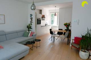 <p><span>Dit zeer verzorgd en instapklaar 1-slpk. appartement op de tweede verdieping, is gelegen in een klein gebouw met slechts 3 appartementen en een architecten kantoor op het gelijkvloers.</span></p><p><span>Alle winkels en openbaar vervoer zijn vlakbij. Het gebouw en de appartementen kregen in 2017/2018 een volledige facelift . </span></p><p><span> </span></p><p><span>indeling:</span></p><p><span>Vooraan vinden we de aantrekkelijke living/eetplaats en keuken, voorzien van alle comfort.<br />De badkamer is centraal geplaatst en voorzien van een douche en wastafel. Er is een apart toilet en een berging met aansluiting voor wasmachine en droogkast. De slaapkamer is aan de rustige achterzijde gelegen. Het appartement werd voorzien van driedubbele beglazing.</span></p><p><span>Er is ook nog een berging in de kelder. (geen lift)</span></p><p><span> </span></p><p><span>Op zoek naar een instapklaar appartement op een centrale ligging in Mortsel? Ook interessant voor investeerders.</span></p><p><span> </span></p><p><span>Bijkomende info:</span></p><p><span>- Asbestveilig! AREI conform!</span></p><p><span>- EPC: 232 kWh/m²j</span></p><p><span>- Provisiekosten per maand slechts €40/maand: (elektriciteit gemene delen, water, blokpolis)</span></p><p><span> </span></p><p><span>- P-score: A en G-score: A</span></p><p><span>- oppervlakte volgens EPC rapport</span></p><p><span> </span></p><p><span>Voor een bezoek ter plaatse bel 03/449.42.141 of mail <span>hallo@habicom.be</span></span></p><p><span>Benieuwd naar de waarde van jouw woning? Check het gratis op <span>www.watismijnhuiswaard.be</span></span><span> </span></p><p><span> </span></p>