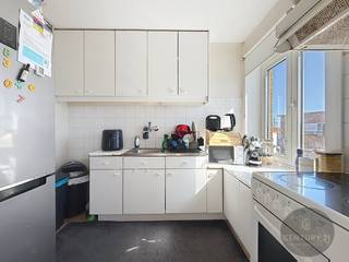 Dit appartement ligt op het tweede verdiep in een klein en rustig gebouw. Er zijn twee slaapkamers, ruime woonkamer en keuken. De badkamer beschikt over een douche en bij de grootste slaapkamer is er ook een terrasje. Het gebouw heeft maar drie appartementen, er is geen lift aanwezig. De verwarming is met mazout, er wordt maandelijks €55 voorschot gevraagd voor mazout en €45 voor het water gebruik. Er wordt jaarlijks een afrekening gemaakt.