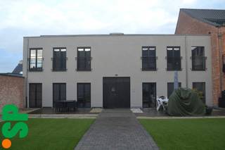 Het gelijkvloersappartement heeft de volgende indeling: Ruime en lichtrijke leefruimte met sierhaard en open ingerichte keuken (kasten,...