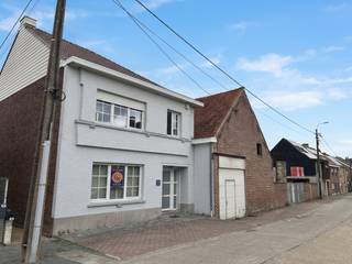 <strong>OPENDEUR: zaterdag 24 oktober tussen 10 en 12 uur op afspraak</strong><br />Deze woning onderscheidt zich in de eerste plaats door haar enorme ruimteaanbod, zowel in de woning zelf als in het ruime bijgebouw. Met <strong>een bewoonbare oppervlakte van meer dan 300 m²</strong>, een geïsoleerde zolder van 75 m² en pak stockageruimte in het bijgebouw biedt deze eigendom tal van mogelijkheden.<br />De woning beschikt over een stevige constructie met betonnen welfsels op beide verdiepingen. Op het gelijkvloers geniet u van <strong>2 aangename leefruimtes, een zithoek met inbouwhaard en een grote ingerichte keuken</strong>. De verdieping biedt plaats aan <strong>3 ruime slaapkamers</strong>( +20 m² !) en een badkamer. De <strong>geïsoleerde zolder</strong>, bereikbaar via een vaste trap, biedt bovendien nog heel wat potentieel om verder in te richten volgens uw eigen wensen.<br />Een absolute troef is het ruime <strong>bijgebouw van meer dan 100 m²</strong>, gedeeltelijk ingericht als salon of praktijkruimte en gedeeltelijk bruikbaar als stockageruimte. Ideaal voor wie wonen en werken wil combineren of op zoek is naar extra ruimte voor een zelfstandige activiteit, hobby of opslag.<br />Ook buiten is het heerlijk vertoeven. <strong>De verwarmde veranda</strong> van ca. 30 m² vormt een volwaardige extra leefruimte waar u het hele jaar door heerlijk kunt genieten. Aansluitend zijn er 2 ruime zonneterrassen met een mooi uitzicht op de verzorgde tuin en de achterliggende velden. Een <strong>carport </strong>achter de woning, bereikbaar via een aparte oprit, zorgt voor extra praktisch comfort.<br />Verder beschikt de woning over een kelder van ongeveer 25 m², is er verwarming met aardgas én  een zeer rendabele inbouwhaard in de zithoek. Conforme elektrische installatie en een EPC-label D.<br />De ligging maakt het plaatje compleet. U woont hier in een bijzonder rustige straat, met een vlotte verbinding naar het centrum van Sint-Lievens-Houtem en de N42 richting Wetteren.<br />Oppervlakte : 1168 m²<br />Bouwjaar : 1963<br />Interesse? Contacteer Wim Denys via 0479/91 91 32 of mail wim@vastgoeddw.be<br /> 