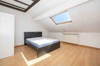 <p>HUIZIGE WOONGEMEENSCHAP – stel je een huis voor dat is ontworpen om comfort, gezelligheid en onafhankelijkheid te combineren. Of je nu student bent, net bent begonnen met werken of gewoon op zoek bent naar een aangename leefomgeving, dit huis biedt je een ideale balans tussen privéruimtes en momenten om samen te zijn. Je vindt er <b>5 privékamers,</b> <b>2 zelfstandige studio’s </b>en<b>een atelier</b>, waardoor iedereen zijn privacy kan behouden en tegelijkertijd kan genieten van een gezellige sfeer. Het hart van het huis draait om ruime gemeenschappelijke ruimtes: een grote woon-/eetkamer van 32 m², een volledig uitgeruste keuken (oven, kookplaat, afzuigkap, koelkast, magnetron en vaatwasser), een prachtig terras van ± 35 m² op het zuiden en twee gemeenschappelijke badkamers voor de bewoners van de vijf slaapkamers.</p>
<p></p>
<p>Extra troef: op de begane grond bevindt zich een werkplaats van ±130 m², die eveneens te huur wordt aangeboden. Een multifunctionele ruimte die talrijke mogelijkheden biedt voor een professionele activiteit of opslag. Een zeldzame kans die gedeeld wonen en professionele ruimte onder één dak combineert. EPC: G</p>
<p></p>
<p>Op de begane grond:</p>
<p>- <b>Ruime werkplaats/opslagruimte van ±130 m²</b> met bijgebouw, doucheruimte en toilet - Huurprijs: 1.200 € + 150 € forfaitaire kosten</p>
<p></p>
<p>Op de 1e verdieping:</p>
<p>- <b>Slaapkamer 1</b> van ±12 m² (uitkomend op de woonkamer) - Huurprijs: 500 € + 100 € forfaitaire kosten</p>
<p></p>
<p>- <b>Slaapkamer 2</b> van ±16 m² (uitkomend op de woonkamer) - Huurprijs: 500 € + 100 € forfaitaire kosten</p>
<p>- <b>Studio 1</b> van ± 41 m² (woonkamer, volledig uitgeruste keuken, douche) - Huurprijs: 750 € + 100 € forfaitaire kosten</p>
<p></p>
<p>Op de 2e verdieping:</p>
<p>- <b>Studio 1</b> van ±32 m² (woonkamer, volledig uitgeruste keuken, douche). Huurprijs: 750 € + 100 € forfaitaire kosten</p>
<p>- <b>Slaapkamer 3</b> van ±18 m² - Huurprijs: 600 € + 100 € forfaitaire kosten</p>
<p>- <b>Slaapkamer 4</b> van ±18 m² - Huurprijs: 600 € + 100 € forfaitaire kosten</p>
<p></p>
<p>Op de 3e verdieping:</p>
<p>- <b>Slaapkamer 5</b> van ± 40 m² (zolderkamer) - Huurprijs: 600 € + 100 € forfaitaire kosten</p>