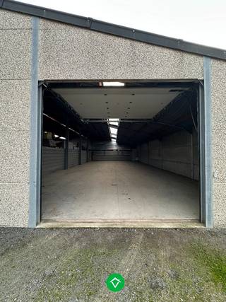 Loods te huur enkel voor opslag.Gemakkelijk bereikbaar, grote oprit en automatische poort.- 3,00€/m².- 750€/mnd exclusief BTW.- Direct...