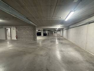 Are you looking for a safe and accessible parking space in Neder-Over-Heembeek? At 84 Oorlogskruisenlaan, we offer several spacious parking spots...
