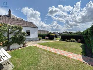 Te renoveren woning met 4 slpks, garage & prachtige tuin vlak aan station LierdeDeze ruime woning met veel potentieel is ideaal gelegen aan het...