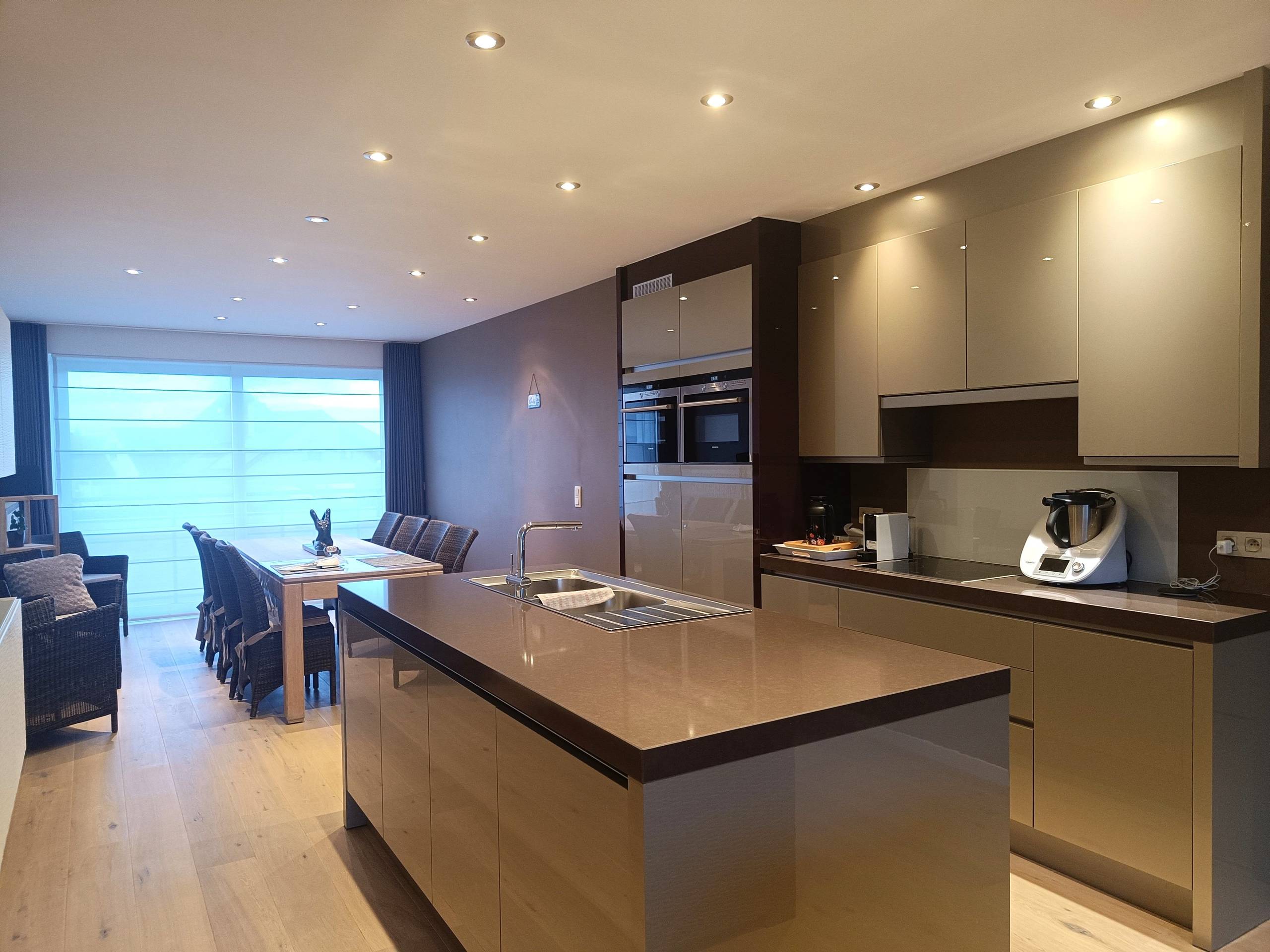 Kwaliteitsvol appartement met 2 slaapkamers, 2 terrassen en ondergrondse garagebox - foto 2