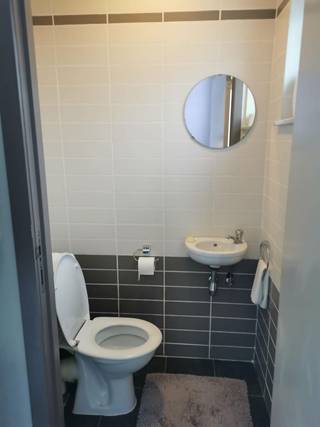 Rustig gelegen eengezinswoning met 3 slaapkamers, tuin en garage. <br /><br />Deze recent gerenoveerde rijwoning ligt in de kindvriendelijke wijk De Schomme, op wandelafstand van recreatiedomein De Schorre te Boom. Er is geen doorgaand verkeer in de wijk, dus ideaal voor gezin met kinderen. Winkels, scholen en openbaar vervoer op wandelafstand. Vlotte verbinding met A12, E19 en N16.<br /><br />Dit eigendom is gebouwd in 2002 en steeds goed onderhouden.<br />De woning is asbestveilig, de keuring van de electricieit is conform en het EPC heeft een goed label B.<br /><br />Gelijkvloers is volledig betegeld, inkomhal met apart toilet, lichtrijke woonkamer en vernieuwd open keuken 2024 met zicht op de tuin.<br />Keuken met oven, microgolf, gaskookplaat met grill, dampkap, koelkast en vaatwasser. <br />Dubbele beglazing met electrische zonnescreens. PVC-ramen.<br />Inpandige garage met electrische sectionale poort. CV-ketel Junkers en wasmachine aansluiting. Aansluiting voor waterontharder is voorzien.<br />Zuidgerichte tuin met terras, omheining en tuinhuis.<br /><br />Digitale Bosch EasyControl thermostaat (2022) met individuele regeling per radiator (app of knoppen) in volledig huis.<br /><br />Eerste verdieping : nachthal, apart toilet (betegeld), 3 slaapkamers (laminaat) en vernieuwde badkamer (2022) met groot hoekbad, douche en dubbele lavabo.<br />Dakramen (2022 alu/hout) met verduistering, muggeramen en zonnewering.<br />Geisoleerde grote zolder met laminaatvloer bereikbaar via uitschuiftrap in nachthal.<br /><br />Rechtstreeks te koop via eigenaar ( geen immokantoor)<br /><br />Als U graag deze woning wil bezichtigen, mag U ons steeds contacteren op dirk.schippers01@gmail.com of c_toremans@msn.com of op telefoonnummer Glenn Schippers 0032 470 05 49 60
