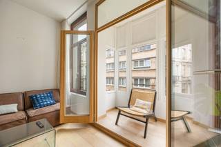 <p><span>Vous cherchez un endroit confortable à 't city ?</span></p><p><span> </span></p><p><span>Nous avons peut-être trouvé votre prochaine maison. </span></p><p><span>Ce charmant appartement au premier étage du 227 Lange Leemstraat, l'une des rues les plus agréables d'Anvers.</span></p><p><span>Un café chez Polly ou Caffènation, un brunch chez Lloyd, un verre de vin chez Django ou un falafel rapide chez Beni : depuis la Lange Leemstraat, vous pouvez vous rendre directement à certaines des plus belles adresses d'Anvers.</span></p><p><span> </span></p><p><span>L'espace de vie est le cœur de l'appartement : une cuisine ouverte qui se fond agréablement dans le salon, avec une charmante baie vitrée en prime, qui apporte beaucoup de lumière et de caractère. Il y a également un placard encastré pratique où vous pouvez facilement ranger votre poubelle, votre machine à laver, votre sèche-linge et toutes les choses que vous préférez garder à l'abri des regards.</span></p><p><span>1 chambre à coucher très spacieuse pouvant accueillir un lit double, une grande armoire et éventuellement un bureau pour ceux qui travaillent occasionnellement à la maison. </span></p><p><span>La salle de bains est équipée d'une douche moderne à l'italienne et d'un lavabo coulissant pratique.</span></p><p><span>L'appartement dispose en outre de toilettes séparées et d'une cave privée.</span></p><p><span> </span></p><p><span>En bref : un endroit confortable, pratique et plein de caractère pour les citadins qui aiment vivre au cœur d'Anvers.</span></p><p><span> </span></p><p><span>Intéressé(e) ? </span></p><p><span>Laissez vos coordonnées via le site et nous vous contacterons dès que possible pour un rendez-vous.</span></p><p><span> </span></p>
