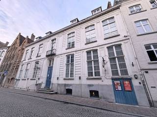 Op zoek naar een gezellige plek in Brugge? Dit appartement van 55m² biedt modern comfort in het historische centrum.Kenmerken:🛋️ Open keuken en...