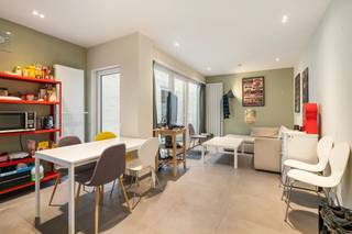 Ontdek deze karaktervolle eengezinswoning in de Sint-Lievenspoortstraat te Gent, in een levendige en goed bereikbare stadsbuurt waar alles binnen handbereik is. De dagdagelijkse benodigdheden als verscheidene scholen, het openbaar vervoer en een aantal gezellige horecazaken liggen allemaal vlakbij. Dankzij de vlotte verbinding met met de belangrijkste invalswegen staat u zo op uw gewenste locatie. <br /><br />Bij het betreden van de woning komt u terecht in open ruimte, die op heden dienst doet als een praktische berging. Deze berging leidt u verder via een aparte toegangsdeur naar de hal die toegang biedt tot de volledig ingerichte keuken en de woonkamer. De gezellige leefruimte baadt in natuurlijk licht en vormt het hart van de woning, als een aangename plek om samen te komen. Hier vindt u de toegang tot de aangename stadskoer waar u in alle rust kunt genieten van de buitenlucht, midden in de stad. Op dit gelijkvloers bevinden zich ook een recent vernieuwde badkamer en een apart toilet. <br /><br />De eerste verdieping biedt twee comfortabele slaapkamers. <br /><br />De bovenverdieping herbergt nog twee bijkomende slaapkamers, waarvan één met een praktische kitchenette, een extra badkamer en een mezzanine die momenteel als slaapkamer is ingedeeld. <br /><br />Deze woning is ideaal voor wie op zoek is naar een ruime gezinswoning met karakter, met veel mogelijkheden en met een topligging in Gent. Het is ook ideaal gelegen voor wie houdt van het stadsleven met een vleugje groen. <br /><br />Wil je deze eigendom graag van dichtbij ontdekken, neem dan contact op met Brent Heirman via brent@immofrancois.be. Tot binnenkort!<br /><br />