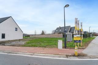 BOUWGROND ZONDER BOUWVERPLICHTING Bent u op zoek naar een mooie locatie om uw droomwoning te realiseren? Ontdek dit aantrekkelijke stuk bouwgrond...