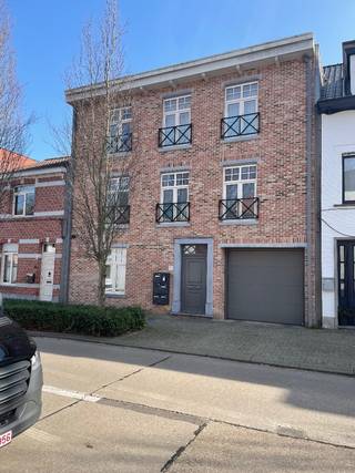 Instapklaar en stijlvol gemeubeld appartement (±75 m²) gelegen in de rustige en gegeerde Residentie Heislagh in Brasschaat, op wandelafstand van winkels, horeca en met een vlotte verbinding naar Antwerpen en openbaar vervoer.<br /><br />Dit lichtrijke appartement is volledig uitgerust en ideaal voor expats, professionals of koppels die comfort en flexibiliteit zoeken zonder zorgen.<br /><br />Indeling:<br />•Ruime leefruimte met veel lichtinval<br />•Volledig geïnstalleerde keuken (alle toestellen inbegrepen)<br />•1 volwaardige slaapkamer<br />•2de kamer ingericht als dressing en/of thuisbureau (perfect voor thuiswerk)<br />•Moderne badkamer met inloopdouche<br />•Apart toilet<br />•Aangenaam terras<br /><br />Extra troeven:<br />•Volledig gemeubeld en instapklaar<br />•Inclusief wasmachine en droogkast<br />•Inclusief bedlinnen en handdoeken<br />•Garagebox inbegrepen<br />•Fietsenstalling aanwezig<br />•Rustige, kwalitatieve residentie<br />•Winkels en voorzieningen op wandelafstand<br />•Vlotte verbinding naar Antwerpen (ook met openbaar vervoer)<br /><br />Dit appartement onderscheidt zich door zijn volledige inrichting en praktische afwerking, waardoor je enkel je koffers hoeft mee te brengen.
