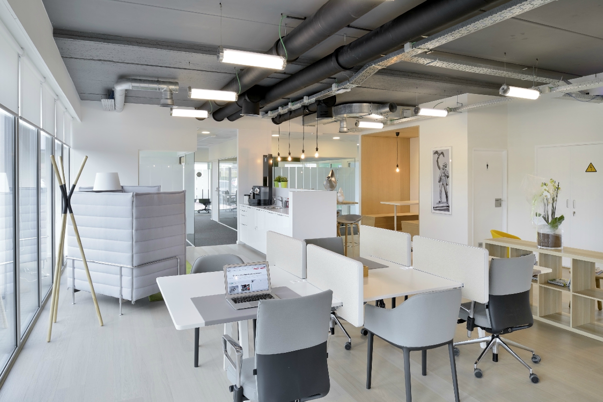 <p><strong>Volledig nieuwe Plug & Play-KANTOORRUIMTEN</strong>, bemeubeld en voorzien van randaccommodatie (vergaderzalen, sanitair, keuken, printers, telefoontoestellen, ...) en service (receptie/telefoonbeantwoording, ...). <strong>ALL-IN PRIJS!</st - foto 4